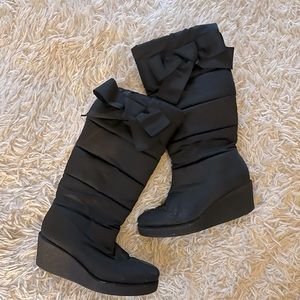 Adorable black puffer wedge winter boots from Kate Spade ♠️ 🎀